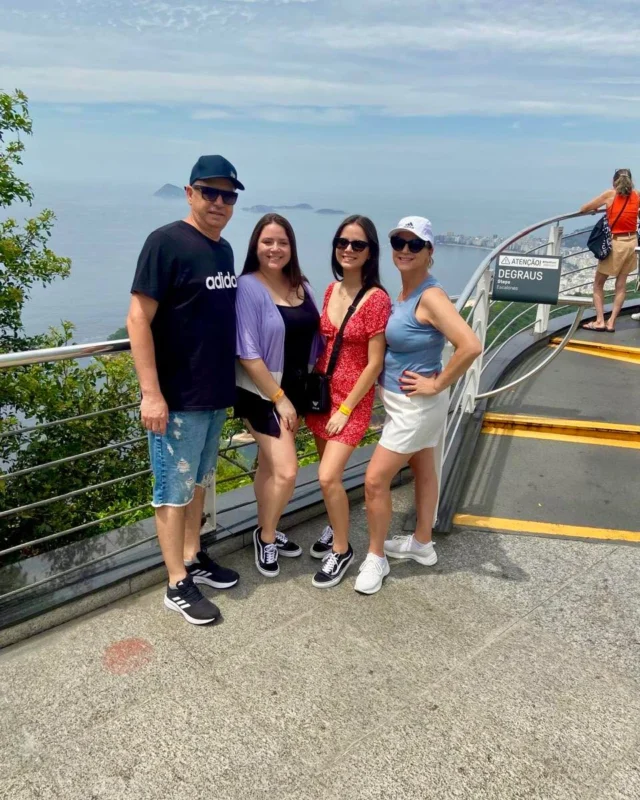 Registros de nossos passageiros em uma viagem inesquecível pelo Rio de Janeiro e Arraial do Cabo, curtindo cada momento e paisagens de tirar o fôlego! 💚Quem já está planejando a próxima viagem? ✈️📲 Entre em contato conosco#riodejaneiro #arraialdocabo #cristoredendor #museodoamanhã #paodeacuçar #ferias