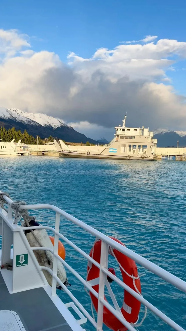 Los Glaciares - El Calafate 🛥️🏔️🧊Saindo de Puerto Bandera, o passeio de barco pelo Parque Nacional Los Glaciares começa na parte norte do Lago Argentino e atravessa a famosa Boca del Diablo, oferecendo vistas deslumbrantes e a oportunidade de observar de perto um grande conjunto de icebergs. Você ficará impressionado com seus intensos tons de azul!O passeio passa por diversos glaciares, como o Upsala, o maior do parque nacional, os glaciares Heim, Peineta, Seco e Spegazzini. Este último é o mais alto de todos, onde há uma parada em frente a esse glaciar, que possui uma estrutura com restaurante e passarelas.O SEU SONHO COMEÇA AQUI! 💚