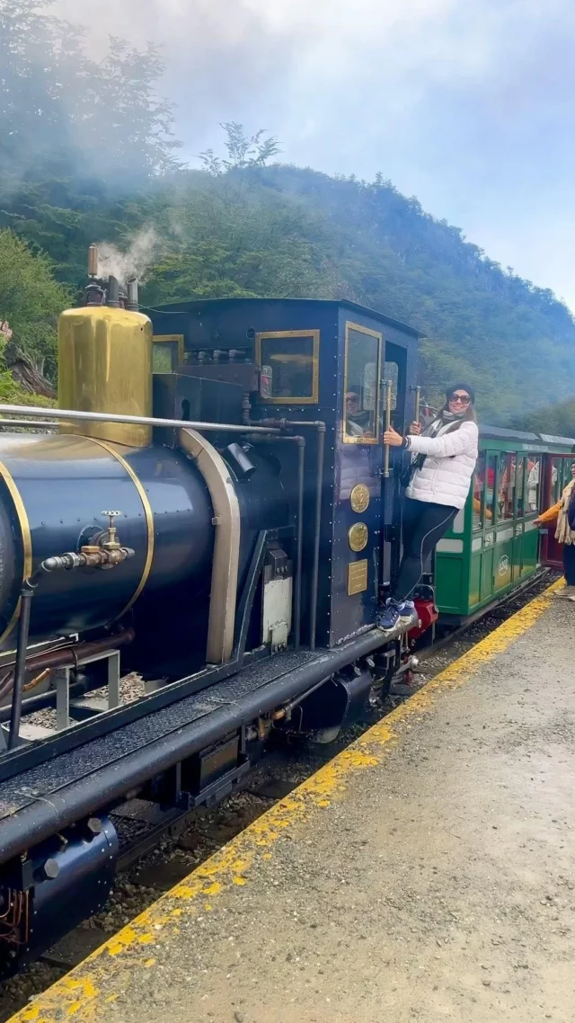 Uma passeio de trem na história e na natureza 🚂O pequeno trem, além de viajar por uma rota pitoresca, conta a história dos prisioneiros que cumpriram suas sentenças em Ushuaia. Antigamente, o trem saía da prisão e chegava a Monte Susana, onde os detentos conseguiam materiais para construir.O pequeno trem atravessa florestas de lenga e ñire, turfeiras e o rio Pipo; ele pára na cachoeira Macarena e você pode descer até um mirante panorâmico. Tudo isso é acompanhado por um audioguia em sete idiomas que conta a história do lugar. As carruagens têm janelas grandes para que você não perca o incrível cenário.Já imaginou fazer esse passei e contemplar essas belíssimas paisagens?📲 Entre em contato conosco.#ozviagens #ushuaia #fimdomundo #terradelfuego #tremdofimdomundo #neve #natureza