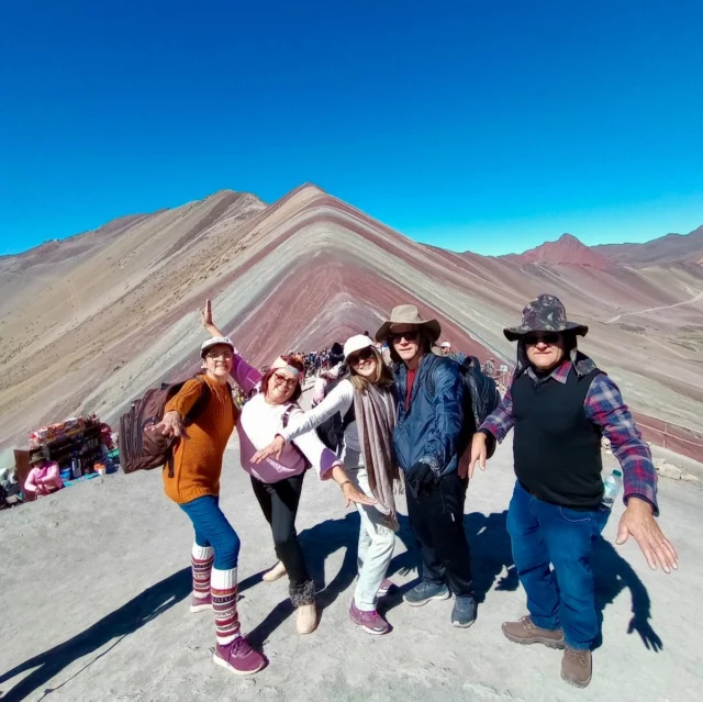✨ Peru Inesquecível! 🇵🇪 Nossa querida passageira Cenilda  embarcou com a família em uma jornada mágica pelo coração dos Andes. Uma viagem que iniciou em Lima, a charmosa capital peruana, passando por  Puno, porta de entrada para o místico Lago Titicaca, onde navegaram por águas sagradas e conheceram as ilhas flutuantes dos Uros 🌊⛵
A experiência seguiu para o grandioso Vale Sagrado dos Incas, com paisagens de tirar o fôlego e cultura viva em cada vilarejo. Em Machu Picchu, viveram o sonho de muitos: estar diante de uma das sete maravilhas do mundo moderno. Um momento de conexão, história e emoção! 🏔️✨
E como se não bastasse, eles ainda encararam a incrível Montanha Colorida (Vinicunca), onde a altitude é alta, mas a vista é ainda maior! 🌈⛰️📍 Peru te espera. E a OZ Viagens leva você até lá.
📲 Entre em contato conosco.#ozviagens #peru #macchupicchu #limaperú #valesagrado #viagememfamilia❤️ #montanhacolorida